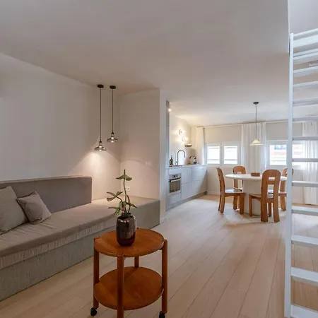 Huswell - Urban Getaway For Two In The Heart Of Apartment *
