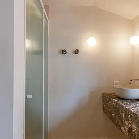 Huswell - Urban Getaway For Two In The Heart Of Apartment